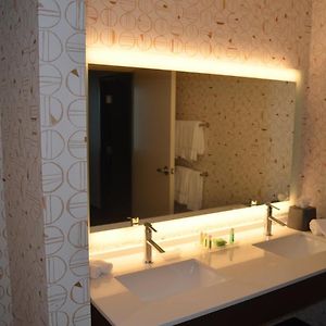 Suite Hearing Accessible Non-Smoking